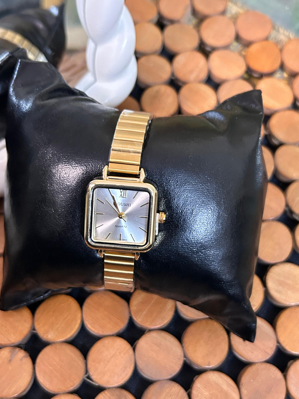 Aura Heritage Gold Watch for Women – Elegant Vintage Watch